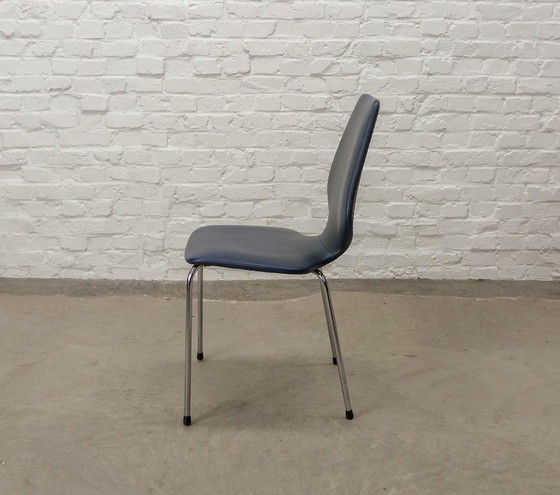 Image 1 of Set van vier minimalistische vintage keukenstoelen, nachtblauw kunstleer met chroomaccenten. België, jaren 60.