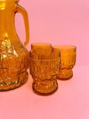Caraffa vintage anni '70 in vetro ambrato con 6 bicchieri, brocca per succhi brutalista in vetro ambrato Bormioli