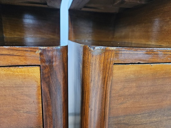 Image 1 of Art Deco nachtkastjes in walnoothout en messing.