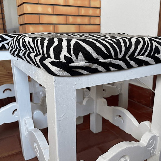 Set van 3 antieke Portugese massief houten krukken met zebraprint bekleding. – Kuipstoelen, Textile, Wood (photo 11 of 17)