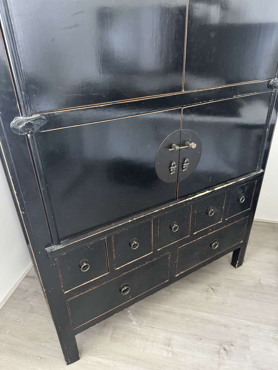 Antiker chinesischer Schrank, schwarz – 105 x 61 x 182 cm – Schränke, Metal, Wood (photo 4 of 14)
