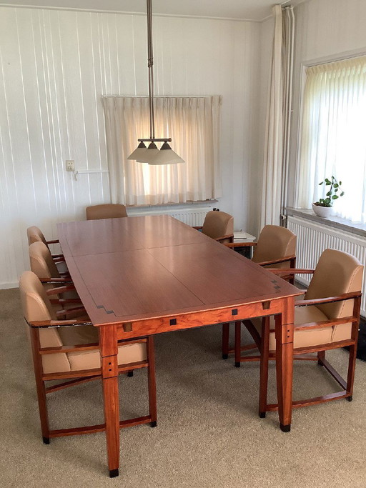 Mesa de comedor Schuitema de madera de cerezo con 8 sillas