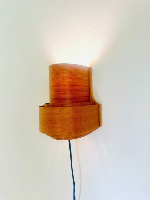 Lampada da parete curva a strati in impiallacciatura di pino, prodotta da Translandia, Danimarca, anni '60. – wandlampen