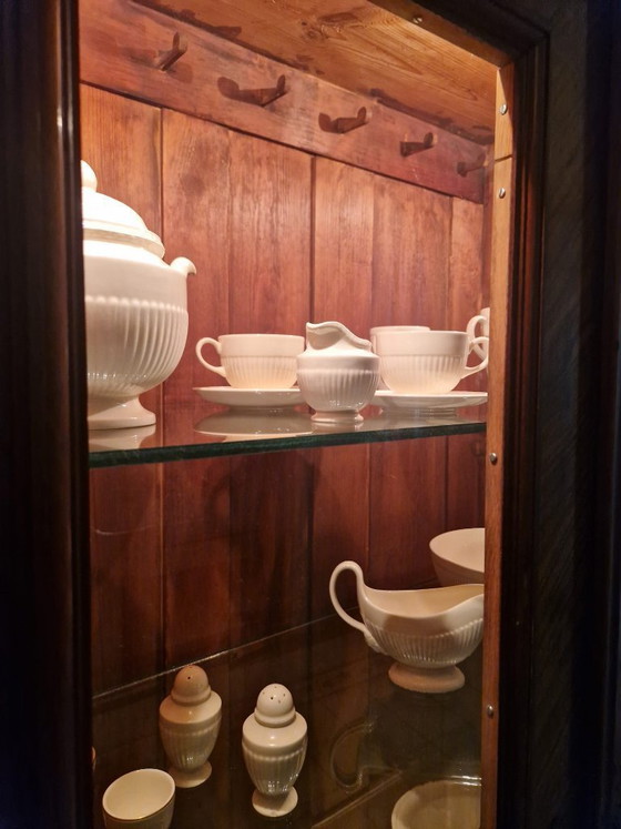 Image 1 of Vitrina o aparador de porcelana clásico de madera.