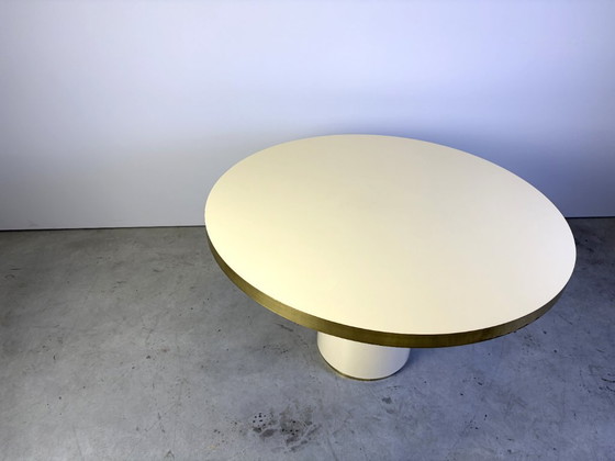 Lacquered wood and brass round dining table, 1970s, Eettafels, Hout, Messing, Crème, Modern (foto 4 van 10)