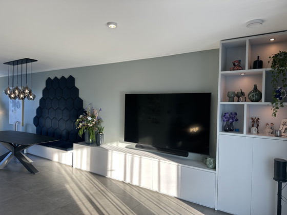 Image 1 of Pensile con panca da pranzo e pannelli murali esagonali