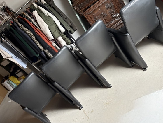 Image 1 of 4 sillas de diseño de cuero negro de la marca Sijben con ruedas.