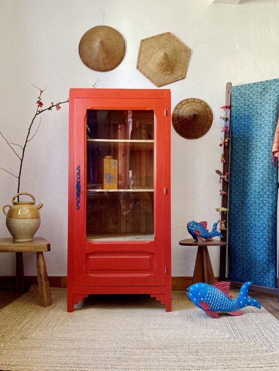 Image 1 of Kledingkast met glazen front, gemaakt van massief grenenhout.