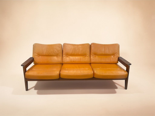 Dänisches Mid-Century-Rahmensofa, 1970er Jahre, Massivholzrahmen mit cognacfarbenen Lederkissen, im Stil von Svend Åge Eriksen.