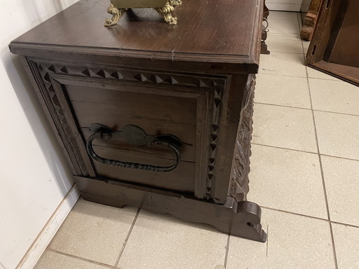 Antieke DekenKist 1800-1850 Met Uitgesneden Bijbelse Voorstelling Simson