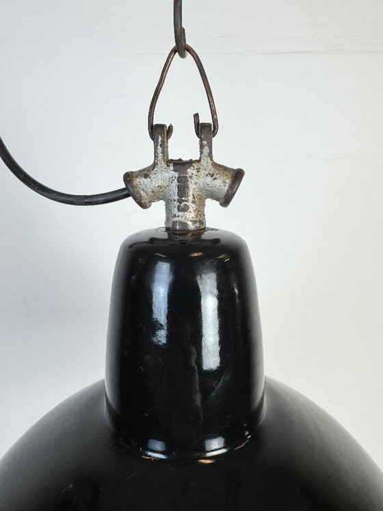 Image 1 of Industriële zwarte geëmailleerde fabriekslamp met gietijzeren bovenkant, jaren 50