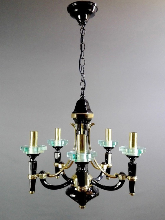 Image 1 of Lámpara de araña clásica de cinco luces de los años 70 en latón macizo y cristales, atribuida a la firma italiana "Lampart&