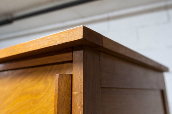 Image 1 of Kledingkast uit de jaren 50 met kompasvormige poten, schuifdeuren en een nieuw bovenblad.