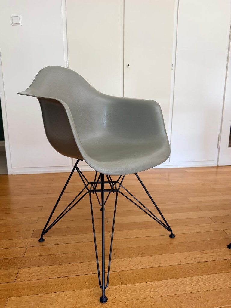 4x Eames Fiberglass Armchair DAR - Vitra | Dining chairs second