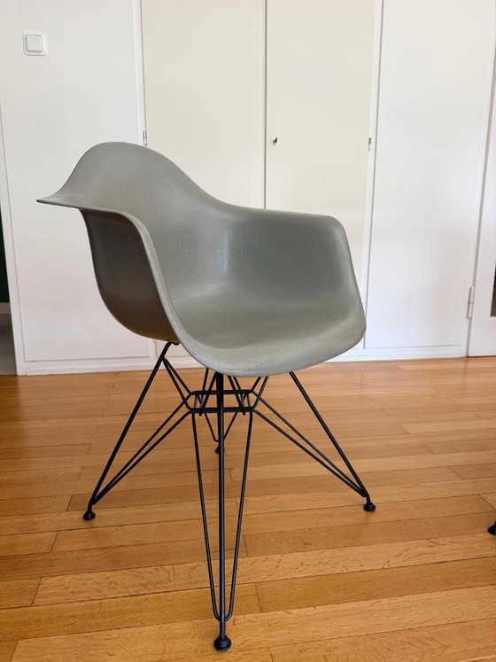 4 fauteuils Eames en fibre de verre DAR – Vitra – Chaises de salle à manger, Metal, Fiberglass (photo 4 of 5)