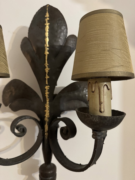 Image 1 of Gran aplique de pared de hierro forjado con flor de lis de la década de 1960