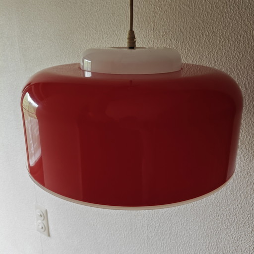 Lampada a sospensione vintage italiana in vetro opalino rosso – design futuristico, anni '70