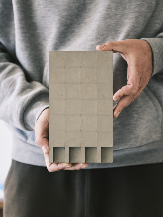 Image 1 of Oggetto a parete in cemento brutalista