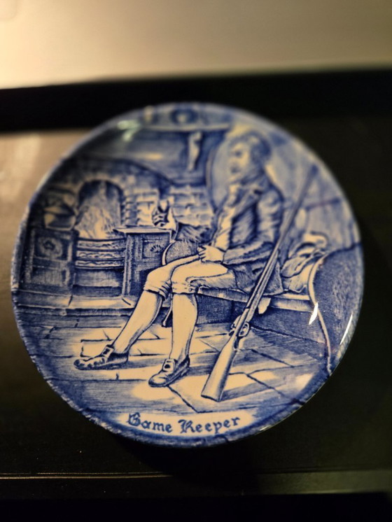 Image 1 of Petit Fourschaaltje Game keeper Wedgwood 10cm Wedgewood (Tunstall) Ltd est. 1835 No. 047812 Helemaal gaaf