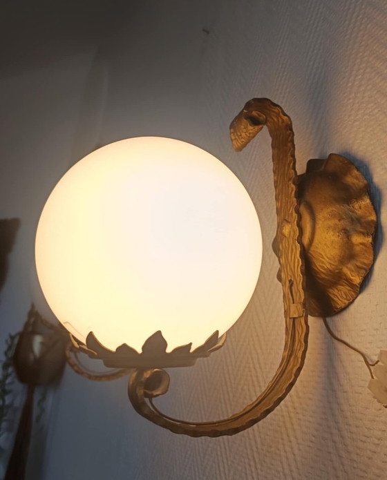 Image 1 of 2 brutalistische wandlampen van verguld metaal, circa 1970