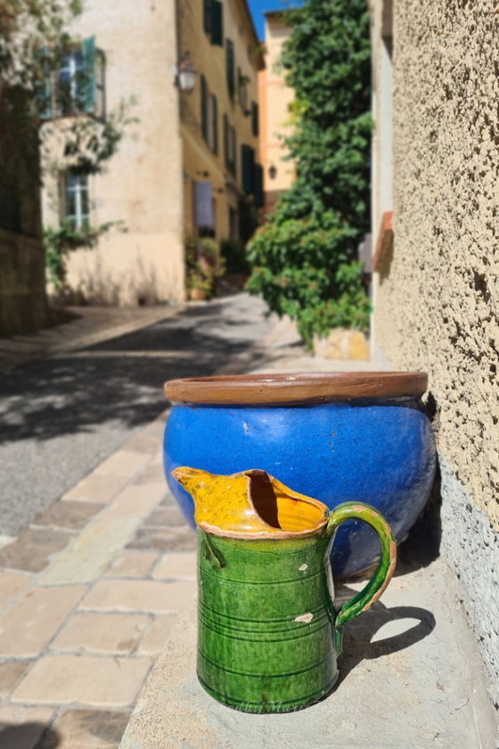 Image 1 of Pichet ancien en faïence française de couleur verte et jaune ocre