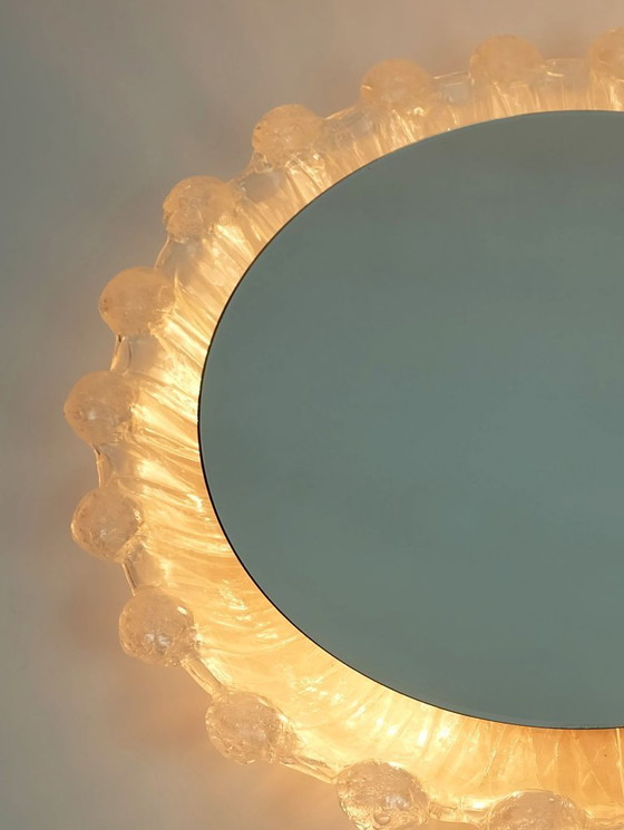 Image 1 of Verlichte wandspiegel van Schöninger met acryl frame en ijsglasdecoratie, jaren 60/70.