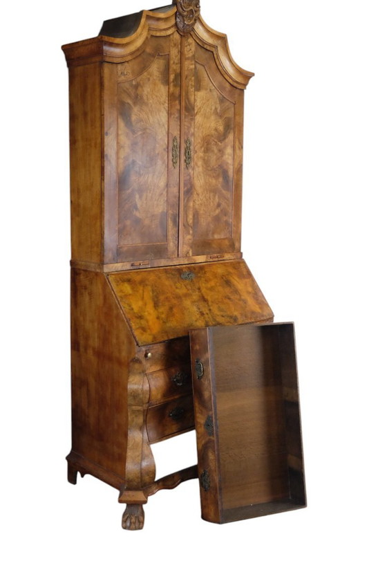 Image 1 of elegant 18th century desk with curb in burr walnut.