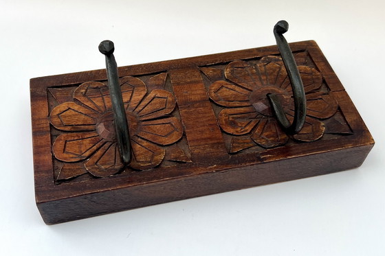 Image 1 of Handgesneden wandkapstok uit India – massief hout met 2 ijzeren haken