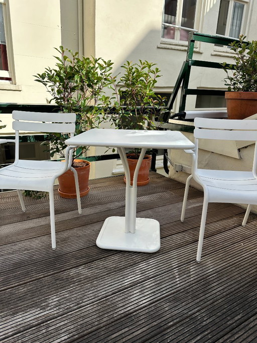 2 x chaises Fermob Luxembourgh avec accoudoirs et table en coton blanc