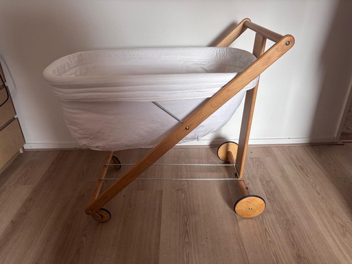 Babywiege/Kinderbett im skandinavischen Look, Mobile.