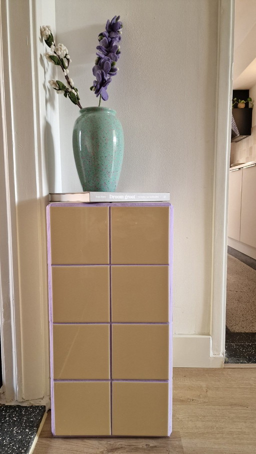 Table carrelée jaune amarillo avec joint lilas