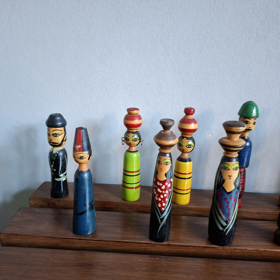 Image 1 of Poupées égyptiennes vintage en bois sur fuseau des années 70. 19 pièces.