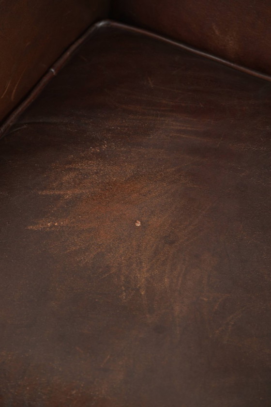 Wunderschöner, dezenter Ohrensessel aus Schaffell in einem tiefen Cognac-Ton mit bequemer Sitzfläche (photo 9 of 12)