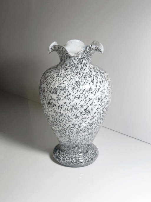 Jarrón de cristal de Murano italiano de los años 80, vidrio lechoso gris moteado, tortuga blanca, flores de guepardo y tártara.