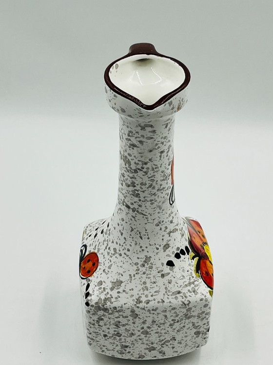 Image 1 of Vintage Italiaanse vaas in de vorm van een karaf met bloemversiering, jaren 70.