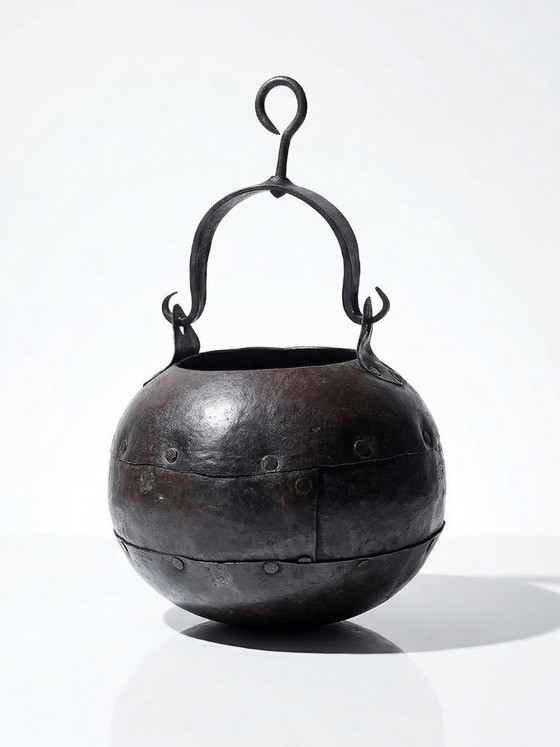 Image 1 of Kleine hangende ketel van geklonken smeedijzer, in Arts & Crafts-stijl, vintage.