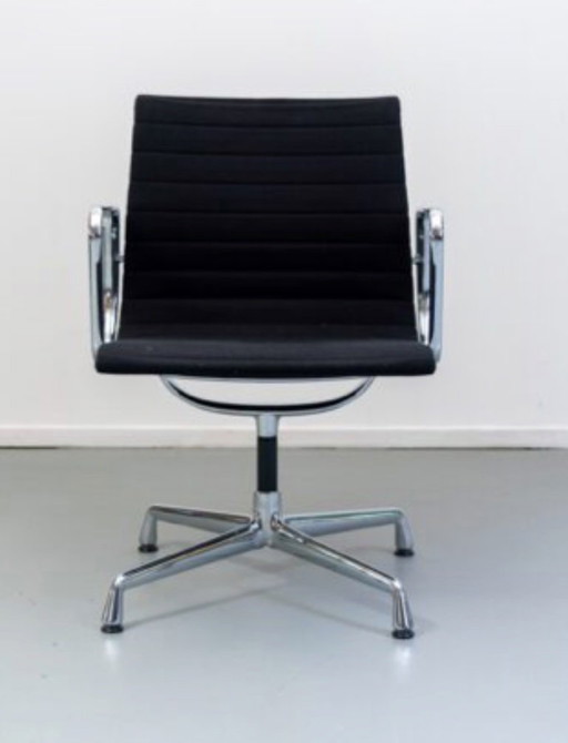 Set of 4 Charles & Ray Eames chairs
