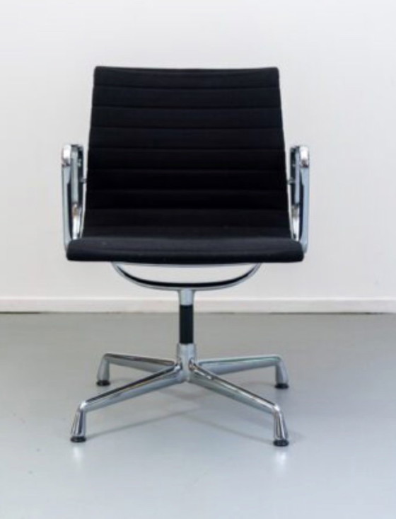 Image 1 of Set of 4 Charles & Ray Eames chairs