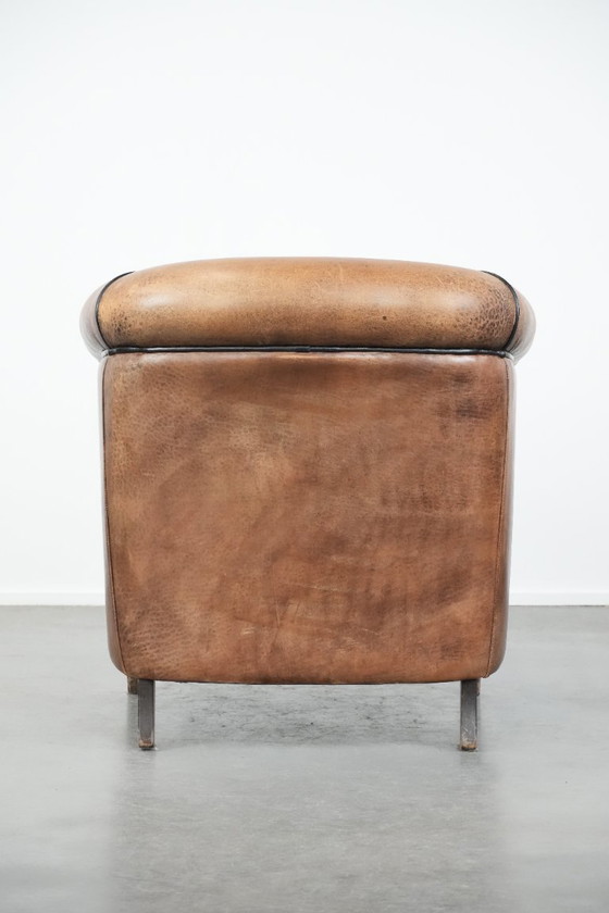 Image 1 of Vintage schapenleren clubfauteuil met een mooi patina