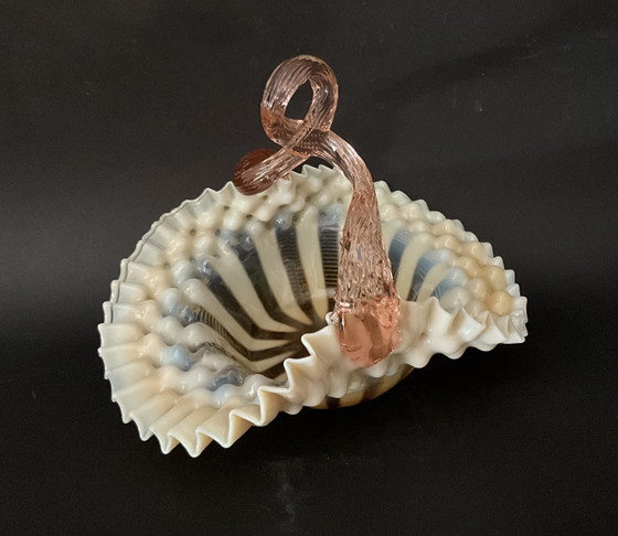 Image 1 of Cesta de cristal artístico de Murano, rara, de cristal opalino con asa rosa retorcida, Italia, 1955–1965.