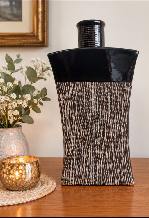 Gran Jarrón Modernista "Flasque" – Esmalte Negro Vitrificado – 26 cm – Diseño Arquitectónico – 1970/80