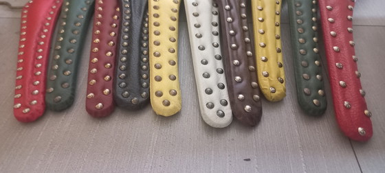 Image 1 of Cintres vintage rétro années 1950 en similicuir avec clous