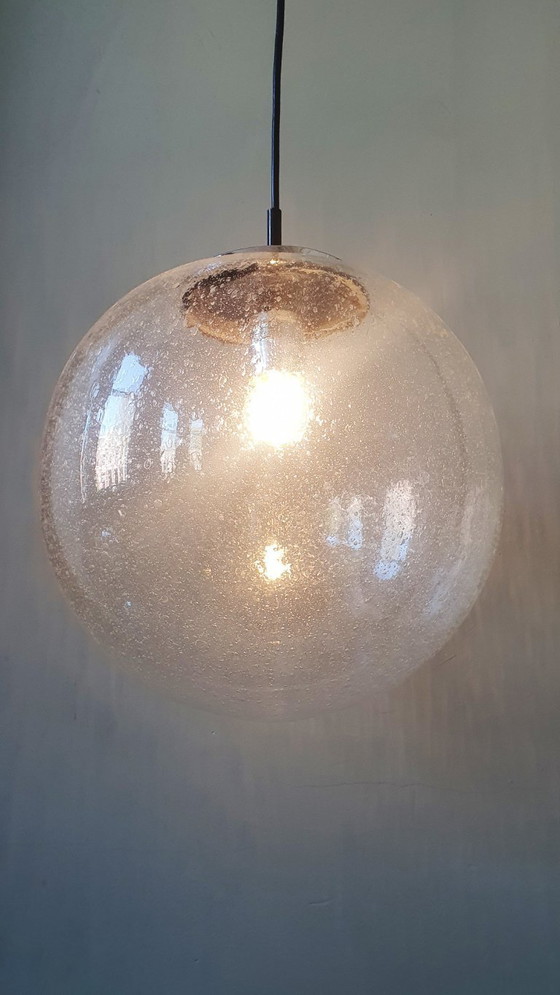 Image 1 of Grande lampe globe vintage du milieu du siècle / lampe suspendue avec bulles d'air fermées (30 cm).