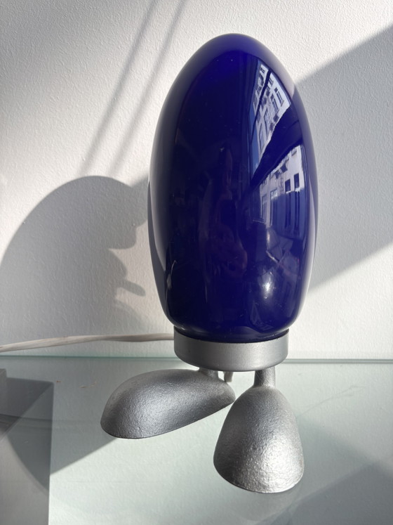 Vintage IKEA FJORTON “Dino Egg” table lamp – cobalt blue glass – 1990s – Metal (photo 3 of 5)