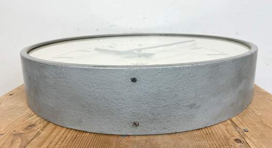 Image 1 of Grote grijze industriële fabriekswandklok van Pragotron, jaren 60