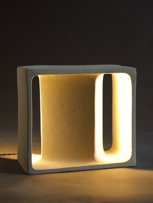 Skulpturale Tischleuchte, Modell „Block“.