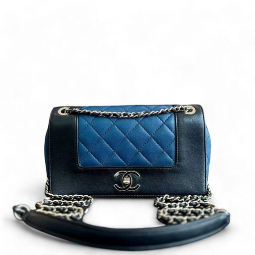 Chanel Seasonal Flap - Mademoiselle Small 23CM Kalfsleer Tweekleurig Zwart Blauw Gouden Hardware Serie 23