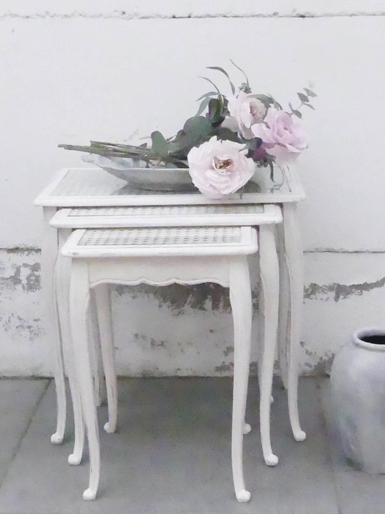 Set di 3 Tavolini con piano in rattan, bianco, Opgeknapt door alicepcuriosa.be, Legno, Vintage (foto 2 di 6)
