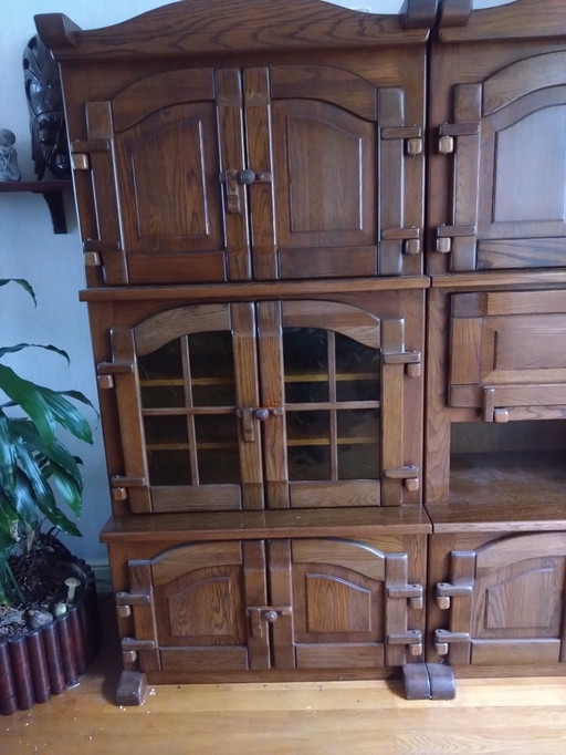 Houten kastenwand met glaskast en klepkast