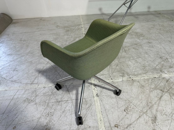 Sillón Muuto Fiber verde oliva - base giratoria sobre ruedas – Sillones, Plastic (photo 4 of 6)